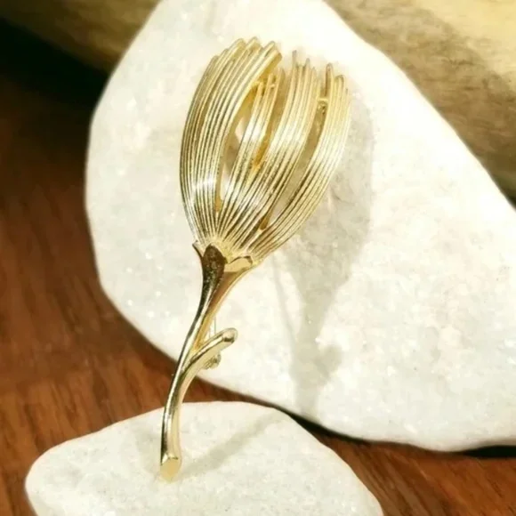 Trifari 1960s Tulip Flower Brooch - Picture 1 of 8